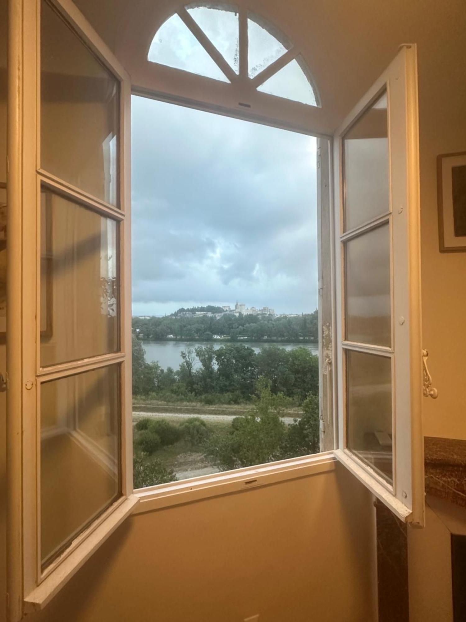 Charmante Petite Maison Avec Vue Panoramique, En Centre Historique, Proche D'Avignon, Ancienne, Renovee, Climatisee, Terrasse, Parking Public Gratuit Вільнев-лез-Авіньйон Екстер'єр фото