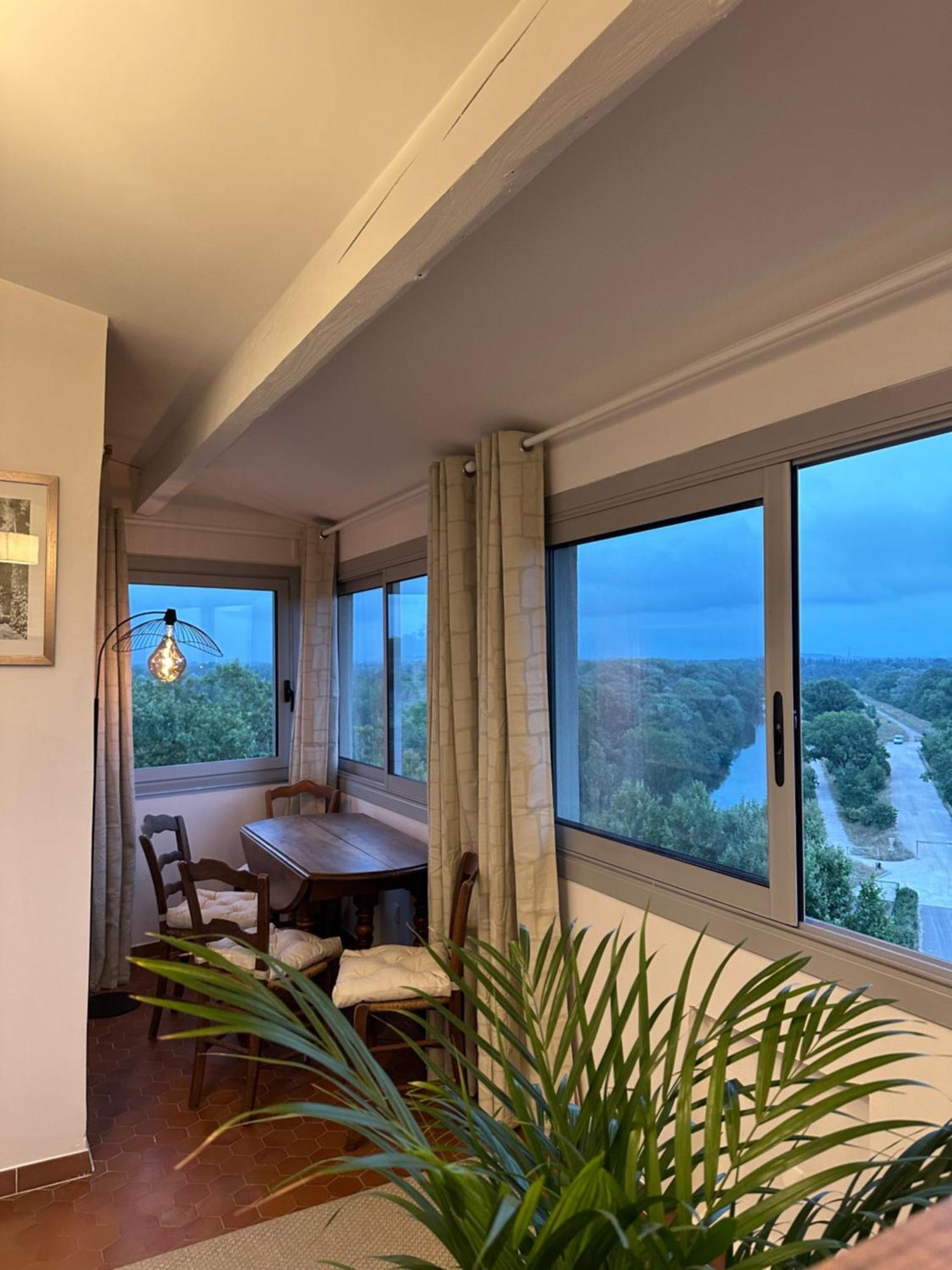 Charmante Petite Maison Avec Vue Panoramique, En Centre Historique, Proche D'Avignon, Ancienne, Renovee, Climatisee, Terrasse, Parking Public Gratuit Вільнев-лез-Авіньйон Екстер'єр фото