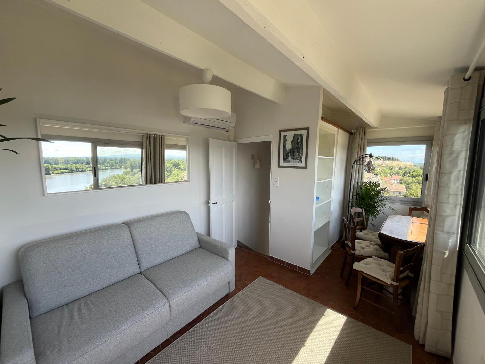 Charmante Petite Maison Avec Vue Panoramique, En Centre Historique, Proche D'Avignon, Ancienne, Renovee, Climatisee, Terrasse, Parking Public Gratuit Вільнев-лез-Авіньйон Екстер'єр фото