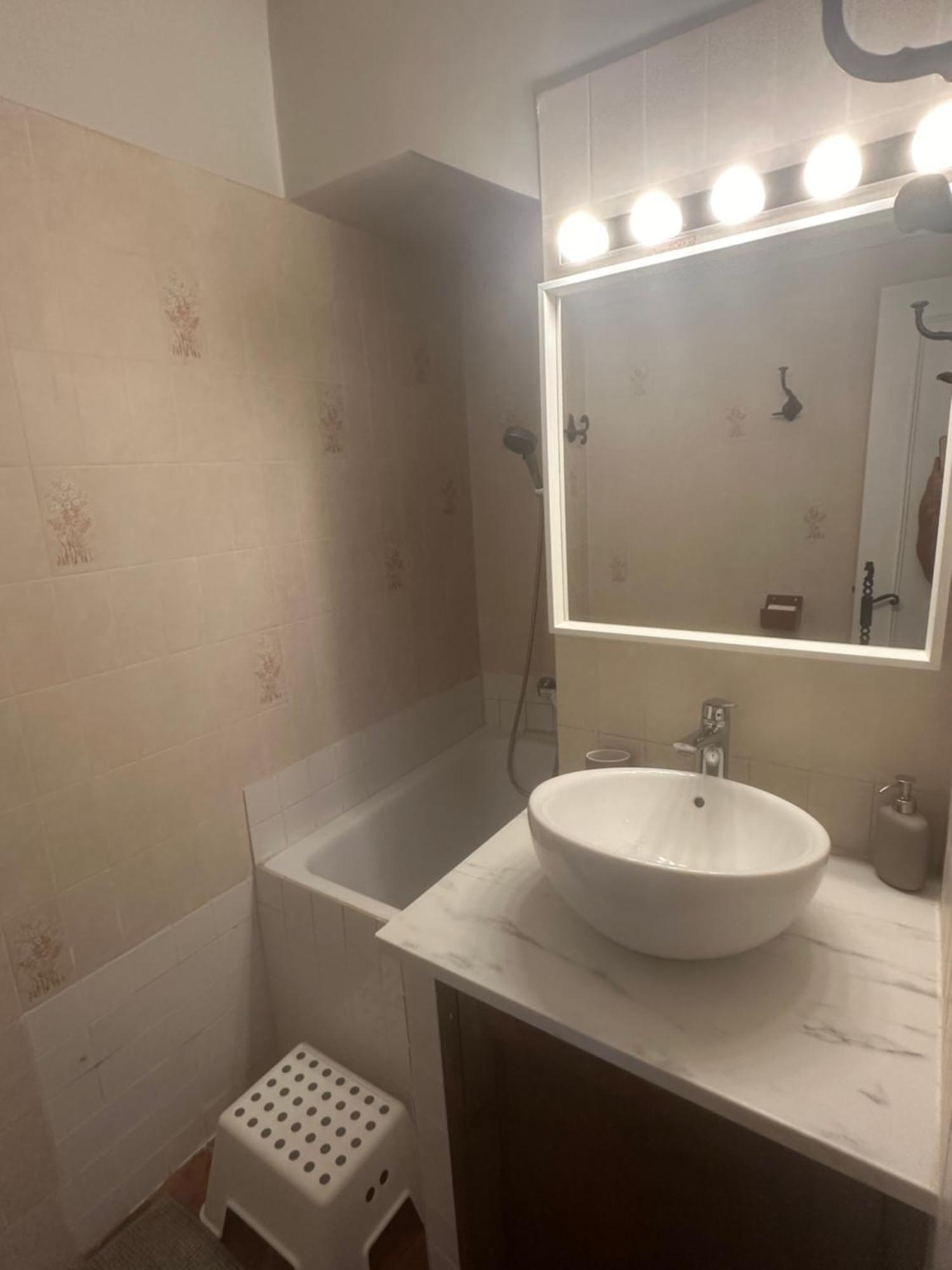 Charmante Petite Maison Avec Vue Panoramique, En Centre Historique, Proche D'Avignon, Ancienne, Renovee, Climatisee, Terrasse, Parking Public Gratuit Вільнев-лез-Авіньйон Екстер'єр фото